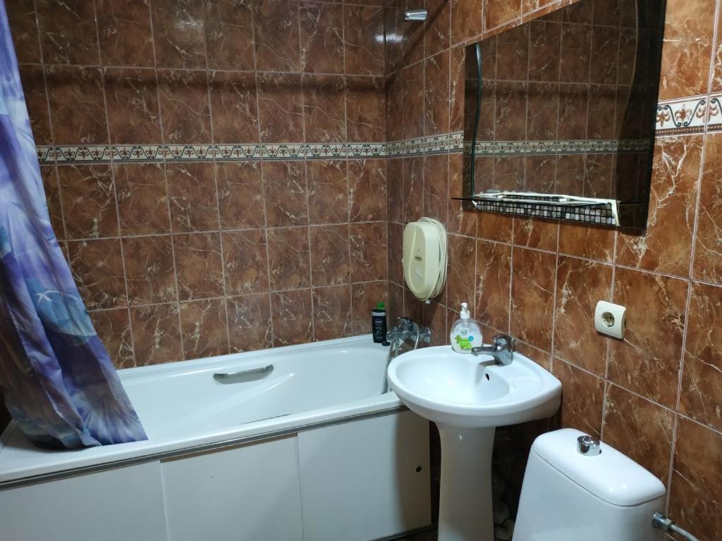 Nice Apartment Near Gulliver Kiew Exterior foto